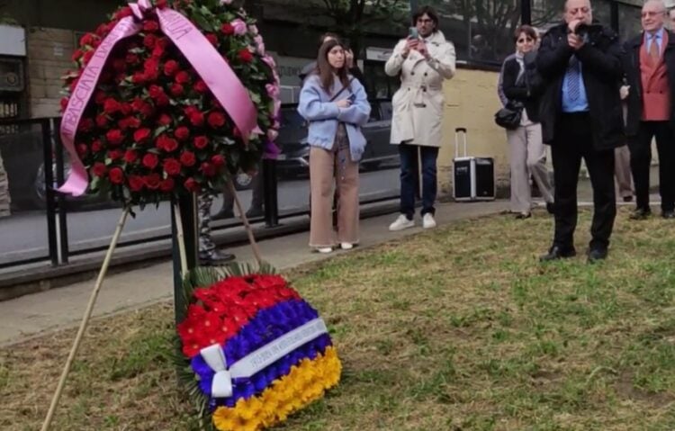 Στεφάνια με λουλούδια στο Άλσος της Γενοκτονίας των Αρμενίων, στη Ρώμη (φωτ.: Comunità armena)