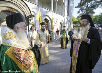 Στιγμιότυπο από την υποδοχή του Τιμίου Σταυρού (φωτ.: Μητρόπολη Βεροίας / Κοσμάς Καραγιάννης)