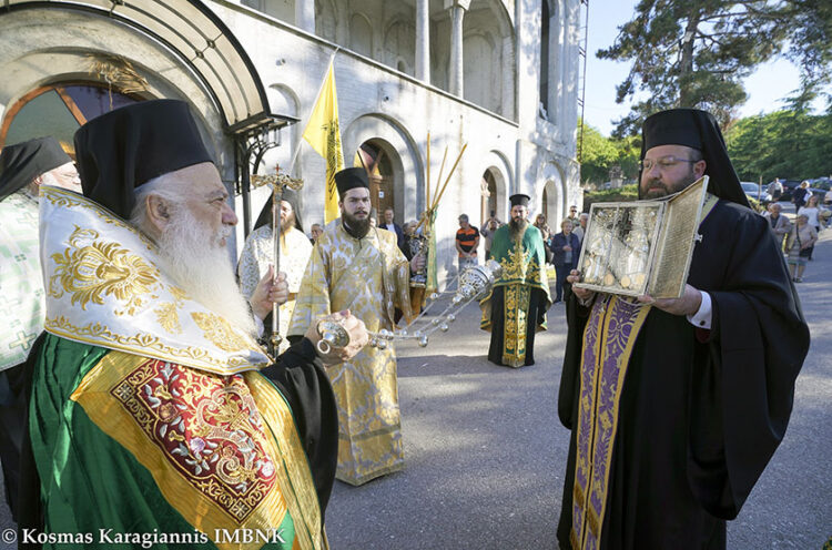 Στιγμιότυπο από την υποδοχή του Τιμίου Σταυρού (φωτ.: Μητρόπολη Βεροίας / Κοσμάς Καραγιάννης)