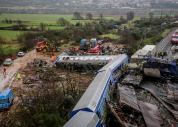 Σωστικά συνεργεία επιχειρούν στα κατεστραμμένα βαγόνια τις πρώτες ώρες του τραγικού δυστυχήματος (φωτ.: EUROKINISSI/Λεωνίδας Τζέκας)