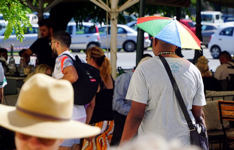 Ομπρελίτσα ...παντός καιρού (φωτ. αρχείου: EUROKINISSI / Γιώργος Κονταρίνης)