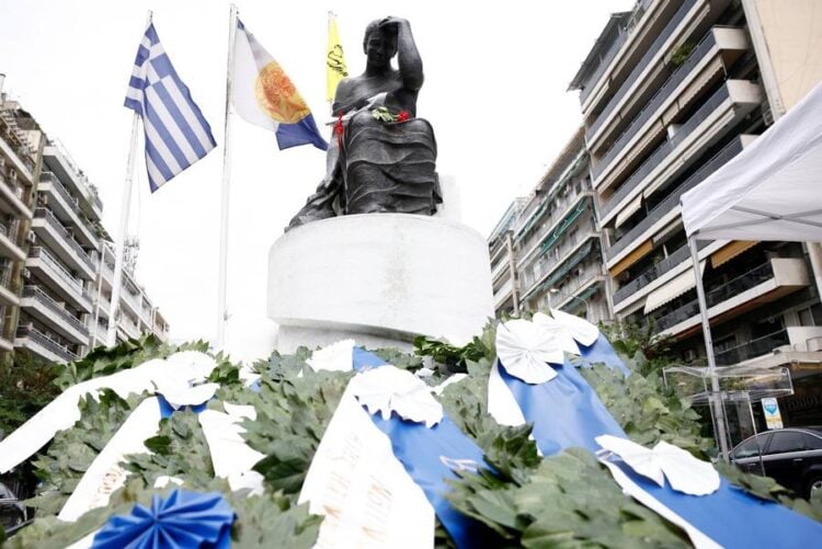 Στεφάνια στο μνημείο της Γενοκτονίας του Ποντιακού Ελληνισμού για την ημέρα μνήμης της Γενοκτονίας του Ποντιακού Ελληνισμού, στη Θεσσαλονίκη (φωτ.: ΑΠΕ-ΜΠΕ/ Αχιλλέας Χήρας)