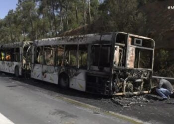 Κατεστραμμένο από τη φωτιά το λεωφορείο που κινούνταν στην περιφερειακή οδό της Θεσσαλονίκης (Πηγή φωτ.: Glomex)