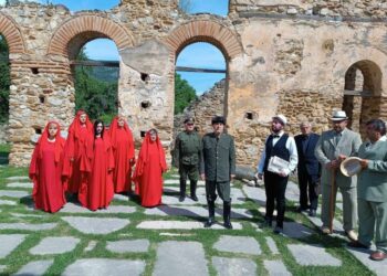 Οι ηθοποιοί της παράστασης στον Άγιο Αχίλλειο Πρεσπών (φωτ.: facebook/Μαυρίδης Αντώνιος)