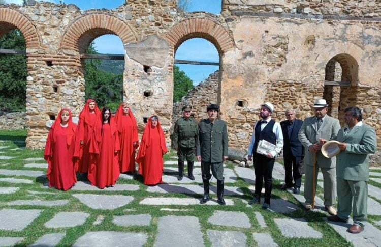 Οι ηθοποιοί της παράστασης στον Άγιο Αχίλλειο Πρεσπών (φωτ.: facebook/Μαυρίδης Αντώνιος)