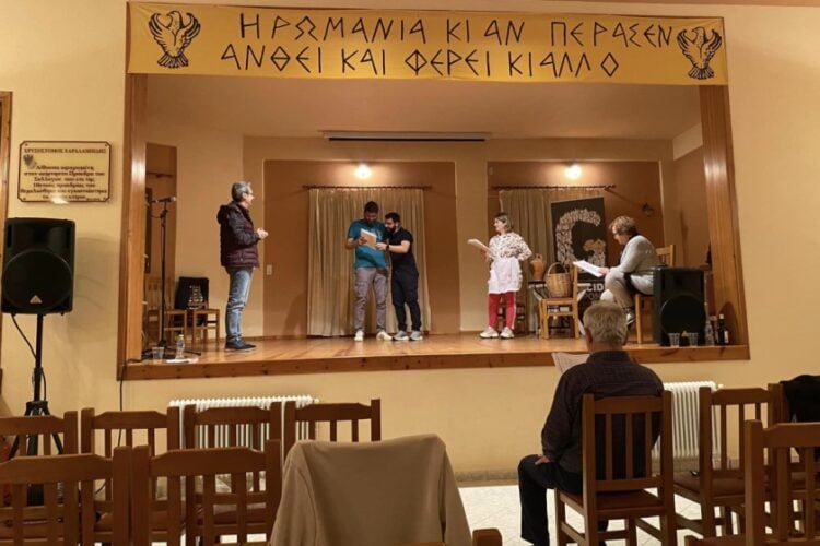 Στιγμιότυπο από πρόβα της θεατρικής ομάδας του Συλλόγου Ποντίων Νέστου για την κωμωδία του Φίλωνα Κτενίδη «Ο χωρέτες» (φωτ.: facebook.com/pages/Σύλλογος-Ποντίων-Νέστου)