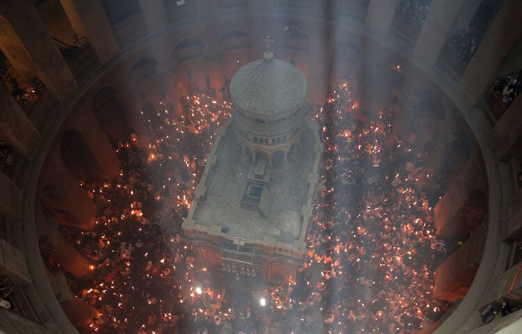 Ο Ναός της Αναστάσεως στα Ιεροσόλυμα φωτίζεται από τα κεριά των πιστών που έλαβαν το Άγιο Φως (φωτ.: EPA / Abir Sultan)