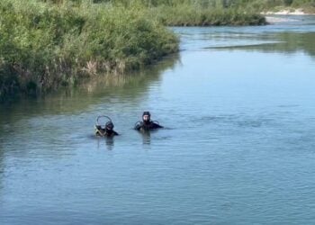 Δύτες αναζητούν τις σορούς της μητέρας και των παιδιών στη λίμνη (φωτ.: himara.gr)