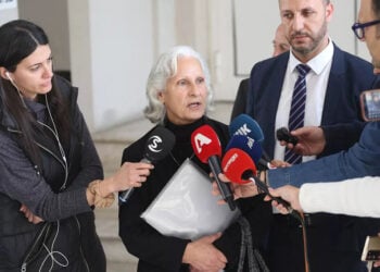 Η μητέρα του αδικοχαμένου εθνοφρουρού προέβη σε δηλώσεις μετά τη δικαίωση των αγώνων της (φωτ.: philenews.com)