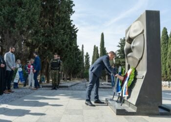 Ο αντιπεριφερειάρχης Ανάπτυξης & Περιβάλλοντος Κεντρικής Μακεδονίας, Κωνσταντίνος Γουτίκας καταθέτει στεφάνι στο Ελληνικό Μνημείο των Συμμαχικών κοιμητηρίων Ζέιτενλικ, κατά τη διάρκεια των εκδηλώσεων εορτασμού των Εθνικών Αγώνων και της Εθνικής Αντίστασης κατά του ναζισμού και του φασισμού (φωτ.: ΑΠΕ-ΜΠΕ/Νίκος Αρβανιτίδης)