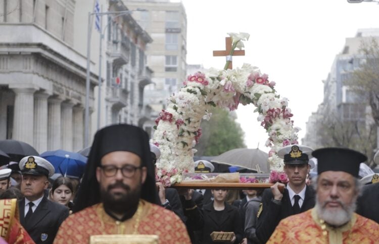 Στιγμιότυπο από την περιφορά του Αγίου Μηνά στο κέντρο της Θεσσαλονίκης (φωτ.: EUROKINISSI/Ραφαήλ Γεωργιάδης)