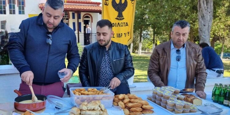 Στο τραπέζι που στήθηκε έξω από τον Άγιο Γεώργιο Φιλώτα (φωτ.: Πολίτης της Φλώρινας)