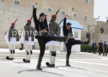 Στιγμιότυπο από την αλλαγή φρουράς στο πλαίσιο της εκδήλωσης τιμής και μνήμης της ΠΟΕ (φωτ.: Κώστας Κατσίγιαννης)