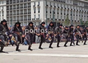 Οι πυρριχιστές στο Μνημείο του Άγνωστου Στρατιώτη (φωτ.: Χριστίνα Κωνσταντάκη)