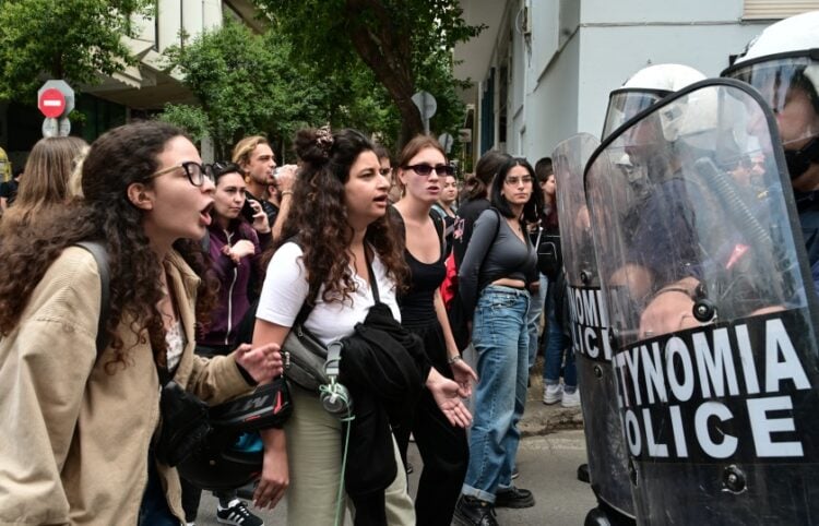 Κατά την εκκένωση της κατάληψης φοιτητές ήρθαν σε αντιπαράθεση με την αστυνομία (φωτ.: EUROKINISSI/Τατιάνα Μπόλαρη)