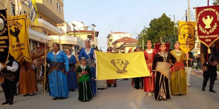 Στιγμιότυπο από την πορεία στο κέντρο του Κιλκίς, στη μνήμη των θυμάτων της Γενοκτονίας των Ποντίων (φωτ.: Facebook / Δήμος Κιλκίς)