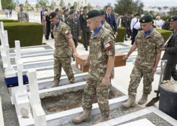 Στιγμιότυπο από τον ενταφιασμό των οστών στον Τύμβο της Μακεδονίτισσας (φωτ.: philenews.com)