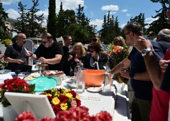 Ταφικό έθιμο των Ποντίων με γλέντι πλάι στους νεκρούς στο Κοιμητήριο των Σουρμένων (φωτ.: EUROKINISSI / Τατιάνα Μπόλαρη)