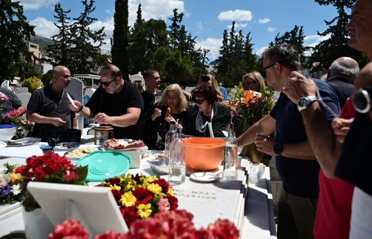 Ταφικό έθιμο των Ποντίων με γλέντι πλάι στους νεκρούς στο Κοιμητήριο των Σουρμένων (φωτ.: EUROKINISSI / Τατιάνα Μπόλαρη)