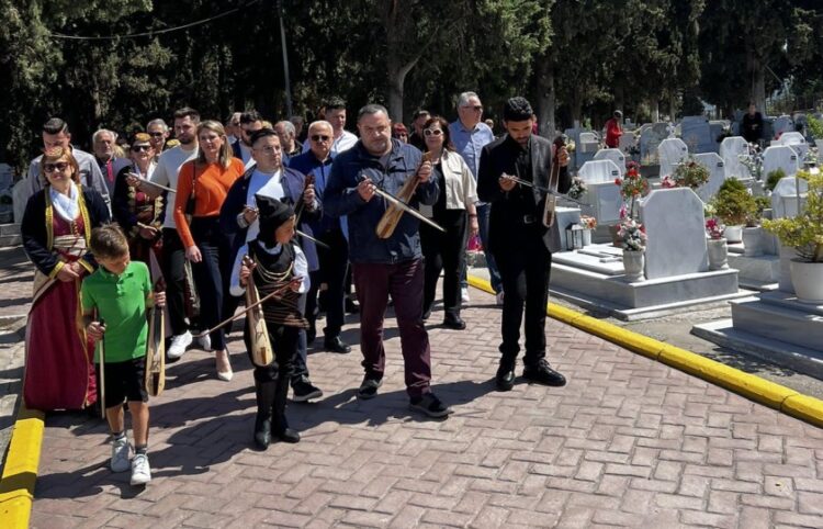 Στιγμιότυπο από το ταφικό έθιμο που διοργάνωσε η Αδελφότητα Κρωμναίων Καλαμαριάς (φωτ.: facebook/Αδελφότης Κρωμναίων)