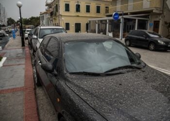 Έρμαια της λασποβροχής θα είναι και αύριο τα αυτοκίνητα (φωτ.: EUROKINISSI/Γιώργος Ευσταθίου)