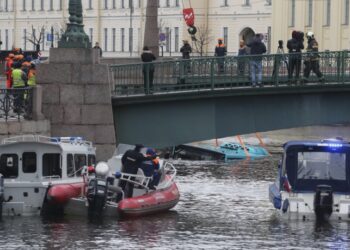 Σωστικά συνεργεία ανασύρουν το λεωφορείο από τον ποταμό Μόικα στο κέντρο της Αγίας Πετρούπολης (φωτ.: EPA/Anatoly Maltsev)