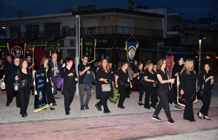 Στιγμιότυπο από την πορεία μνήμης στα Νέα Μουδανιά (φωτ.: Facebook / Δήμος Νέας Προποντίδας)