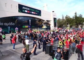 Έλεγχοι των οπαδών έξω από το γήπεδο ΟΠΑΠ Arena (φωτ.: EUROKINISSI/Klodian Lato)