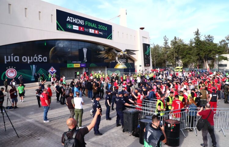 Έλεγχοι των οπαδών έξω από το γήπεδο ΟΠΑΠ Arena (φωτ.: EUROKINISSI/Klodian Lato)