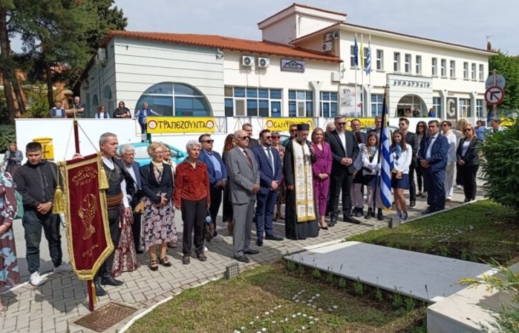 Από την επιμνημόσυνη δέηση στο μνημείο που βρίσκεται στο Ωραιόκαστρο και είναι αφιερωμένο στη Γενοκτονία των Ποντίων (φωτ.: Δήμος Ωραιοκάστρου)