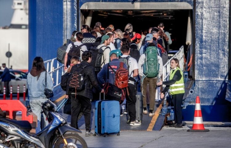 Χιλιάδες κόσμου αναχωρούν σήμερα από το λιμάνι του Πειραιά (φωτ.: EUROKINISSI/Σωτήρης Δημητρόπουλος)