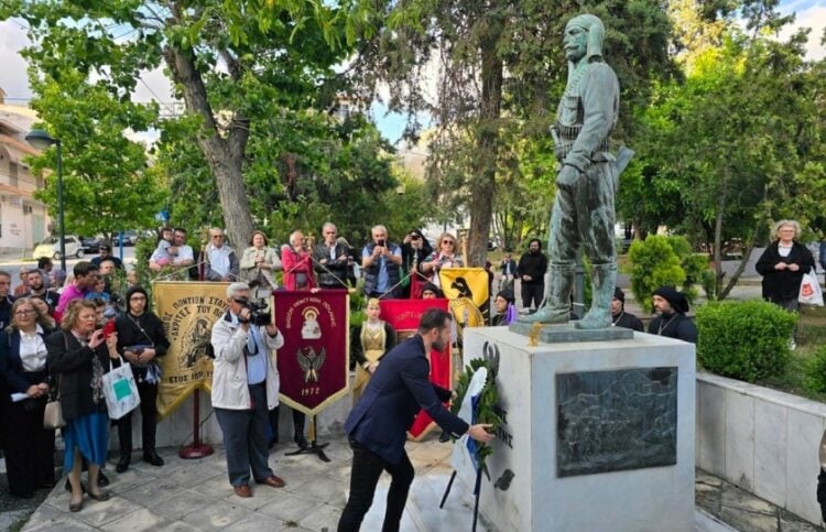 Κατάθεση στεφάνου από τον δήμαρχο Παύλου Μελά στο μνημείο του Πόντιου Αγωνιστή (φωτ.: Δήμος Παύλου Μελά)