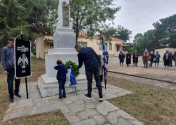 Κατάθεση στεφάνου από όλες τις ηλικίες για τους νεκρούς του Πόντου (φωτ.: facebook/Ποντιακός Σύλλογος Πολυδενδρίου Λαγκαδά)