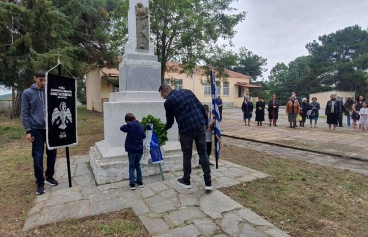 Κατάθεση στεφάνου από όλες τις ηλικίες για τους νεκρούς του Πόντου (φωτ.: facebook/Ποντιακός Σύλλογος Πολυδενδρίου Λαγκαδά)