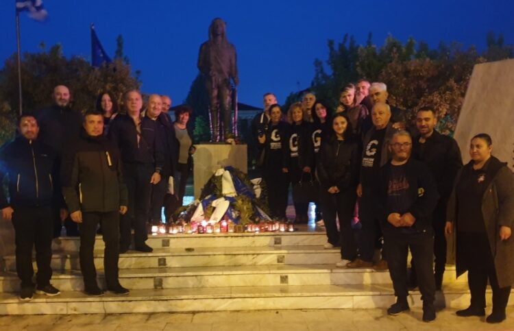 Κατάθεση στεφάνων από εκπροσώπους των ποντιακών συλλόγων της Πιερίας στην πλατεία Γενοκτονίας του Ποντιακού Ελληνισμού το 2023 (φωτ.: facebook/Ένωση Ποντίων Πιερίας)