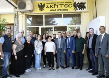 Το διοικητικό συμβούλιο της ΠΟΕ με μέλη του Πολιτιστικού Συλλόγου Ποντίων «Ακρίτες Νέας Κρώμνης» (φωτ.: Παμποντιακή Ομοσπονδία Ελλάδος)