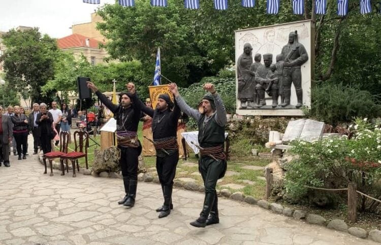 Χορευτές του σωματείου εκτελούν τον πυρρίχιο (φωτ.: facebook/Σύλλογος Ποντίων Έδεσσας Αγ.Θεόδωρος Γαβράς)