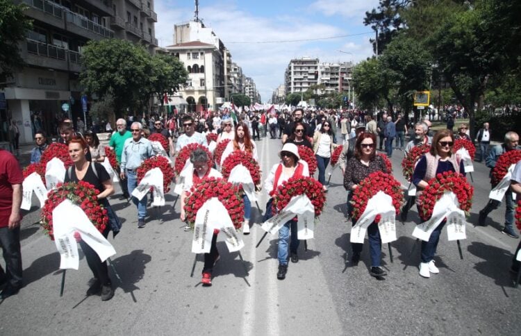 Πένθιμα στεφάνια στην πορεία της Θεσσαλονίκης (φωτ.: ΜΟΤΙΟΝΤΕΑΜ/Βασίλης Βερβερίδης)