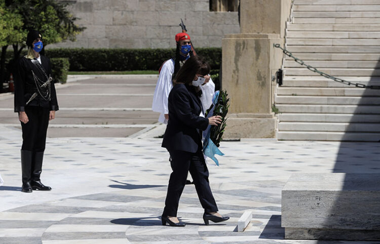 Κατάθεση στεφάνου από την Κατερίνα Σακελλαροπούλου στο Μνημείο του Άγνωστου Στρατιώτη για την Ημέρα Μνήμης της Γενοκτονίας των Ποντίων, το 2021 (φωτ.: EUROKINISSI / Γιάννης Παναγόπουλος)