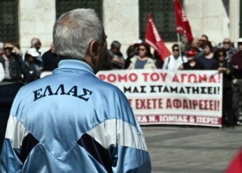 Συνταξιούχος σε πορεία στο κέντρο της Αθήνας (φωτ. αρχείου: EUROKINISSI/Κώστας Τζούμας)