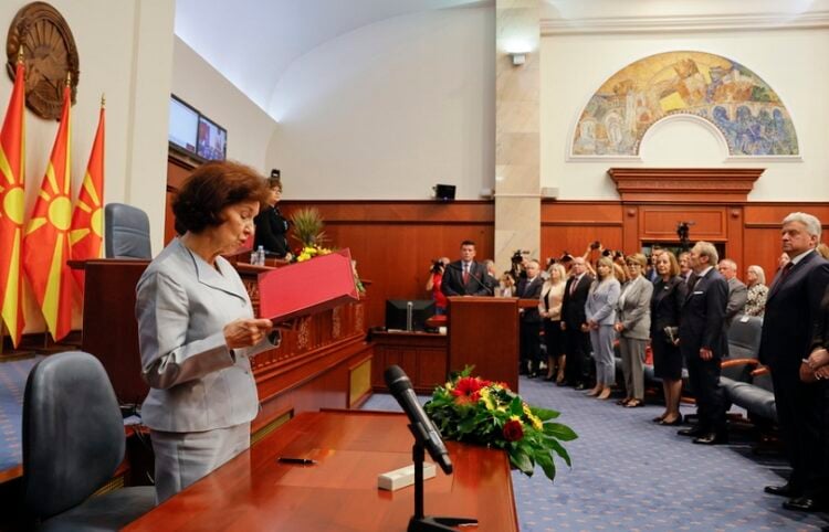 Η Γκορντάνα Σιλιάνοφσκα διαβάζει τον όρκο της στη Βουλή των Σκοπίων (φωτ.: EPA / Georgi Licovski)