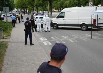 Αστυνομικοί της Σήμανσης ελέγχουν το χώρο όπου σημειώθηκε η δολοφονική επίθεση κατά του πρωθυπουργού Ρόμπερτ Φίτσο (φωτ.: EPA/Jakub Gavlak)