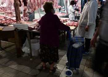 Στιγμιότυπο από την Βαρβάκειο, Μεγάλη Πέμπτη (φωτ.: EUROKINISSI / Τατιάνα Μπόλαρη)