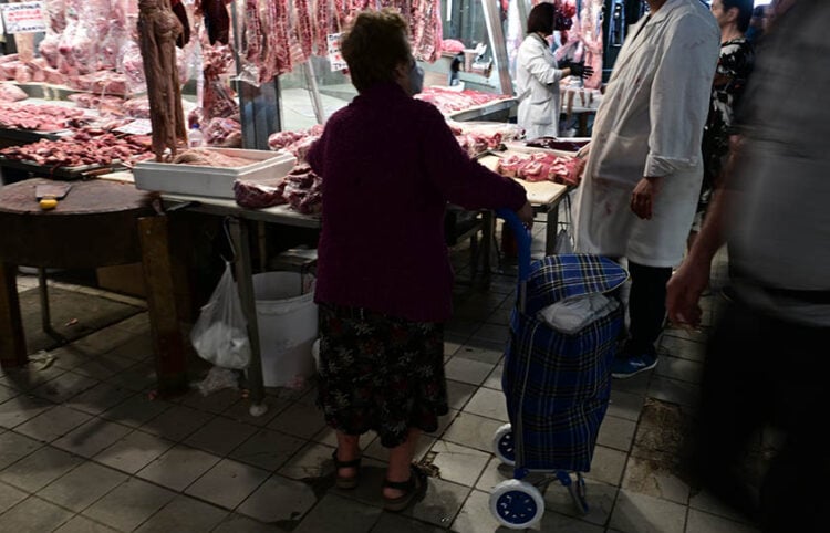 Στιγμιότυπο από την Βαρβάκειο, Μεγάλη Πέμπτη (φωτ.: EUROKINISSI / Τατιάνα Μπόλαρη)