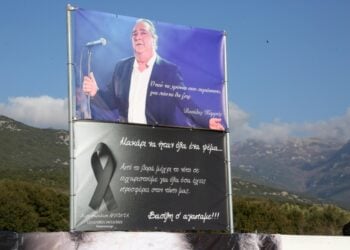 Πανό με τη φωτογραφία του Βασίλη Καρρά και αφιερώσεις στη μνήμη του, στο Κοκκινοχώρι Καβάλας (φωτ.: EUROKINISSI/Λάσκαρης Τσούτσας)