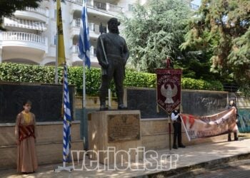 Το άγαλμα του Πόντιου Ακρίτα στην πλατεία Καπετανίδη (φωτ.: veriotis.gr)