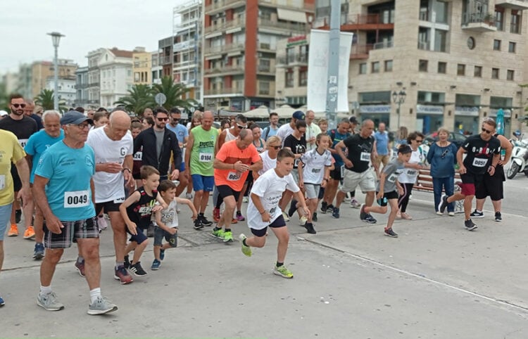 Στιγμιότυπο από τον αγώνα δρόμου που έγινε στην παραλία Βόλου το 2023 (φωτ.: Facebook / Ένωση Ποντίων Νομού Μαγνησίας)