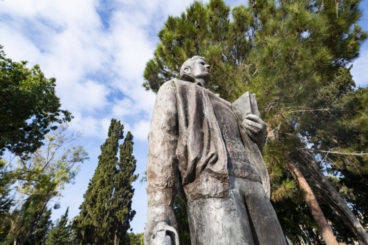 Άγαλμα του Ευαγόρα Παλληκαρίδη στην Πάφο (φωτ.: explorepafos.org)