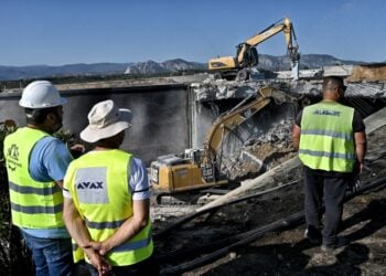 Κατεδαφίζεται η γέφυρα στο ύψος του Ισθμού της Κορίνθου (φωτ.: Βασίλης Ψώμας/EUROKINISSI)