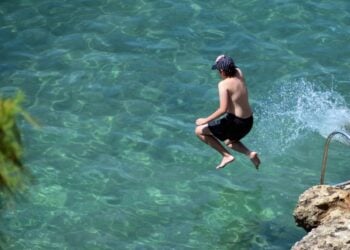 Μέρα για βουτιές και η σημερινή. Εικόνα από την παραλία της Αρβανιτιάς (φωτ.: Βασίλης Παπαδόπουλος/ EUROKINISSI)